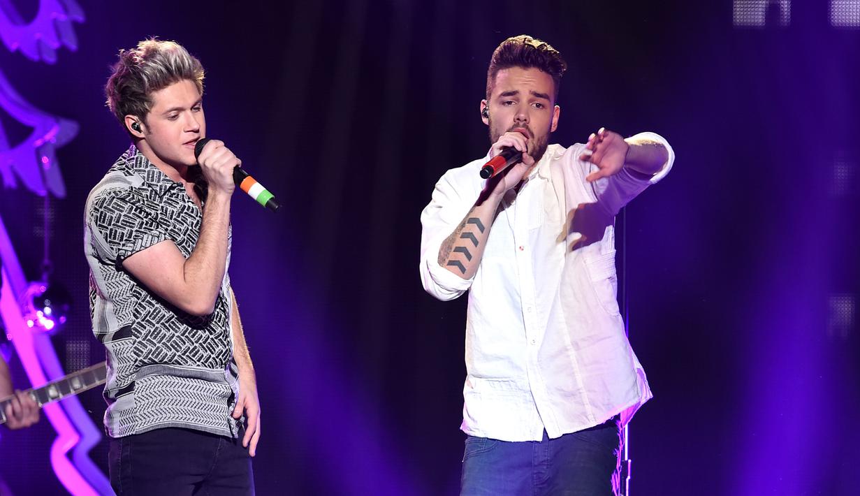Aksi Niall Horan ( kiri) dan Liam Payne One Direction di acara iHeart Radio Jingle Ball di Staples Center, Los Angeles, Jumat (4/12). Konser itu menjadi terakhir kalinya mereka tampil bersama di Amerika. (Kevin Winter/Getty Images for iHeartMedia/AFP)
