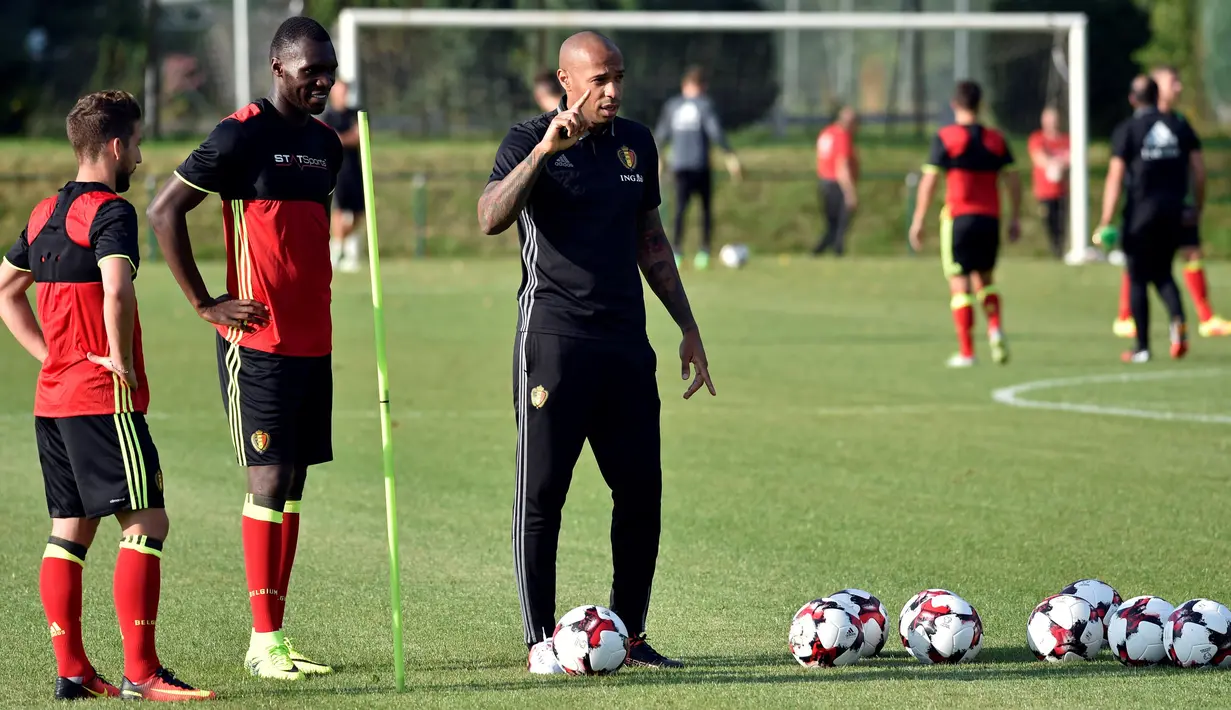 Thierry Henry mengintruksikan para pemainnya saat sesi latihan di Neerpede, Belgia (29/8). Henry yang kini bekerja sebagai komentator sepak bola di kanal televisi, telah mendapat lisensi pelatih saat menjadi manajer tim U-18 Arsenal. (REUTERS/Eric Vidal)