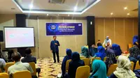 Shofwan Hadi, Certified Training Magnet Rezeki (CTMR) saat memberikan materi di Seminar dan Training Hybrid Magnet Rezeki, Menarik Rezeki Dasyat dengan Cara Allah SWT, di Grand Atyasa CC Palembang Sumsel (Liputan6.com / Nefri Inge)