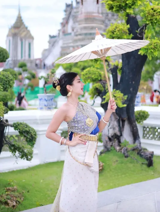 Meski bukan kali pertama ke Thailand, penyanyi dangdut sekaligus DJ ini akhirnya bisa melihat langsung kemegahan kuil bersejarah Wat Arun ini. (Lipitan6.com/IG@gheayoubi)