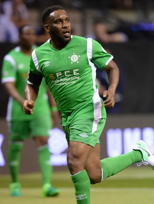 Pemain Nigeria Jay-Jay Okocha saat mengikuti turnamen Star Sixes antara Nigeria melawan China di O2 Arena di London (13/7). Turnamen ini dimainkan 12 orang (6 lawan 6) dalam satu lapangan indoor. (AFP Photo/Olly Greenwood)