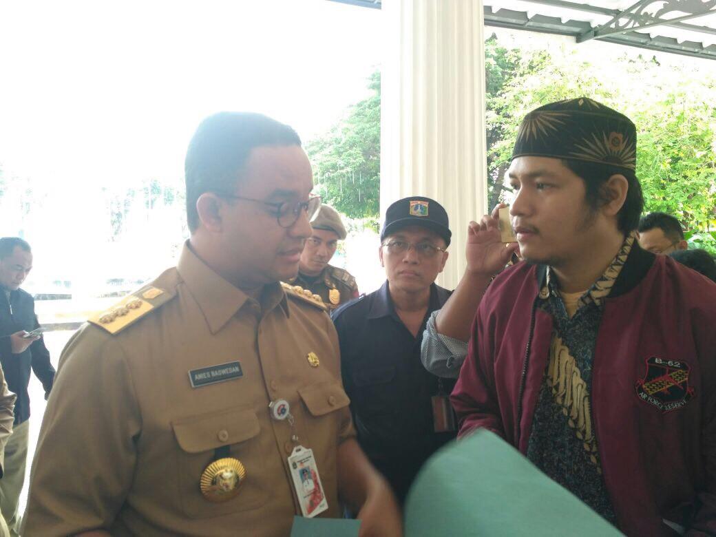 Gubernur DKI Jakarta Anies Baswedan menerima aduan warga di Balai Kota (Liputan6.com/Delvira Hutabarat)