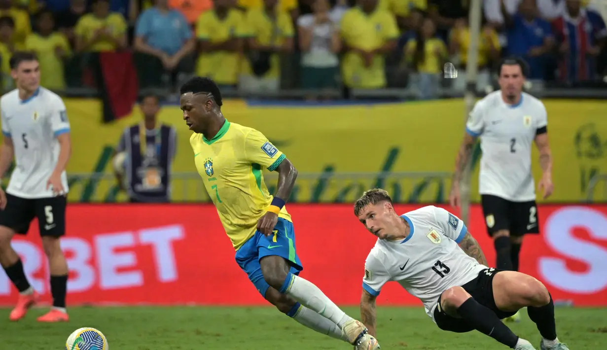 Hingga akhir pertandingan tidak ada lagi gol yang tercipta. Brasil dan Uruguay harus puas berbagi poin usai bermain imbang 1-1. (NELSON ALMEIDA/AFP)