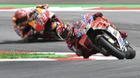 Pembalap Ducati, Jorge Lorenzo, memimpin atas andalan Repsol Honda Team, Marc Marquez, pada MotoGP Austria di Red Bull Ring, Minggu (13/8/2017). (AP Photo/Kerstin Joensson)