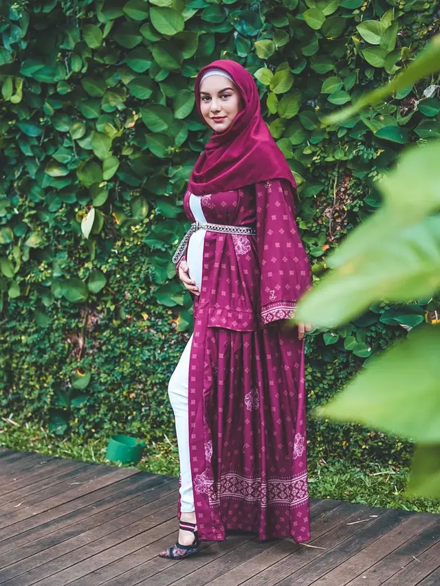 Beda Gaya 5 Artis Saat Pamer Baby Bump, Cantik Memesona
