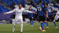 Pemain Real Madrid Sergio Ramos melakukan selebrasi usai mencetak gol ke gawang Inter Milan pada pertandingan Grup B Liga Champions di Stadion Alfredo Di Stefano, Madrid, Spanyol, Selasa (3/11/2020). Real Madrid menang tipis 3-2. (AP Photo/Bernat Armangue )