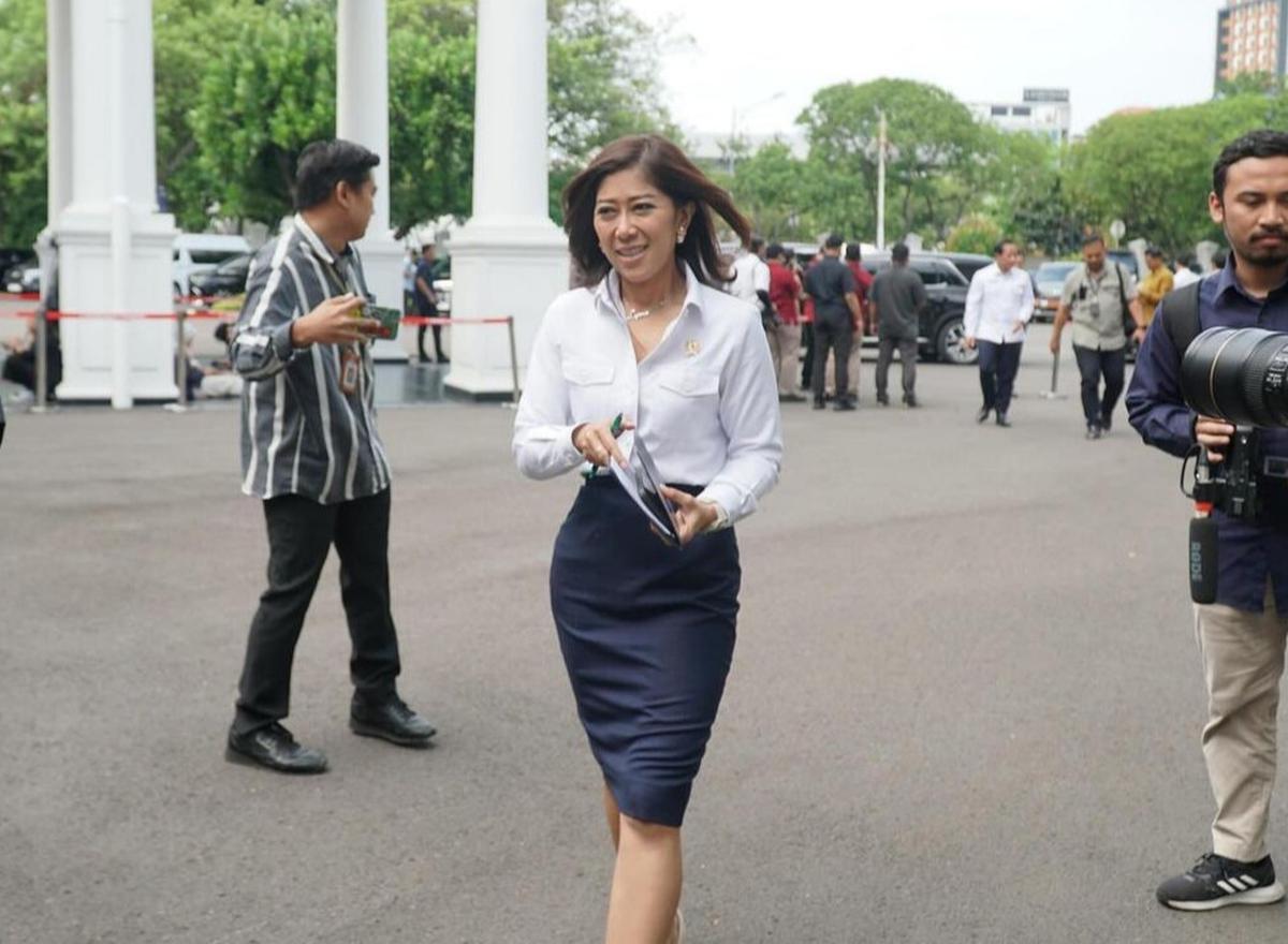 Penampilan Cantik Menteri Meutya