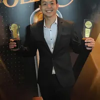 "Rambut blm habis itu maah 😅 @ernestprakasa," tulis dewi.fajarr. "Blumm puass bang.. Sampai plonthos donk bang @ernestprakasa, itu baru keren," tulis la_arleo. "wah g sesuai janji kak @ernestprakasa itu blm botak namanya.. hee," tulis lifkadarsih. 