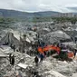 Pemandangan dari udara ini menunjukkan penduduk mencari korban dan penyintas di tengah puing-puing bangunan yang runtuh setelah gempa bumi di desa Besnia dekat Harim, di provinsi Idlib barat laut yang dikuasai pemberontak Suriah di perbatasan dengan Turki, Senin (6/2/2023). Dilansir AFP, Selasa (7/2) setidaknya 1.444 orang tewas pada Senin (6/2) di seluruh wilayah Suriah, kata pemerintah dan otoritas penyelamat setempat. (Omar HAJ KADOUR / AFP)