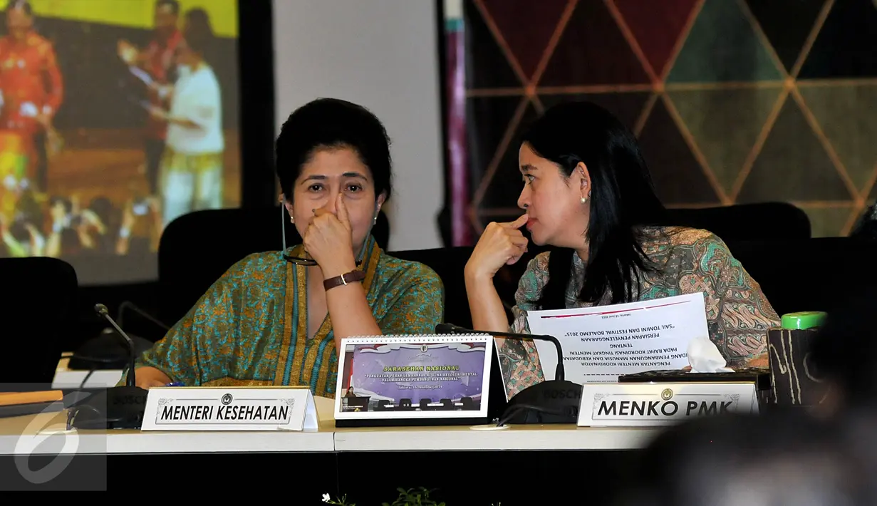 Menkes Nila F Moeloek (kiri) dan Menko PMK Puan Maharani saat Rapat Koordinasi tingkat menteri, Jakarta, Kamis (18/6/2015). Rakor tersebut membahas Persiapan Sail Tomini dan Festival Boalemo 2015. (Liputan6.com/Johan Tallo)