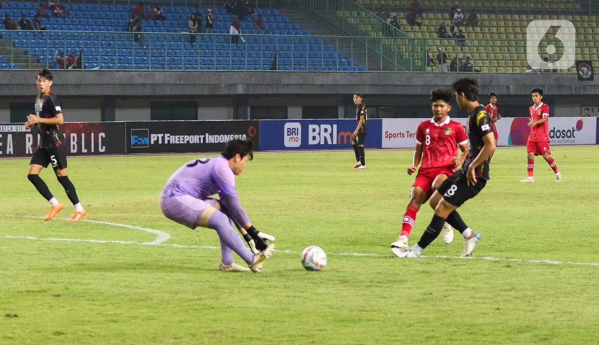 Akmal menilai Timnas Indonesia U-17 yang baru terbentuk mampu menampilkan karakter bermain yang baik. Meski, lanjut Akmal, masih perlu pematangan dari sisi transisi bermain. (Liputan6.com/Herman Zakharia)