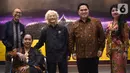 Pelukis Man x Universe Srihadi Soedarsono dan istri, Menteri BUMN Erick Thohir foto bersama pada pameran tunggal Srihadi Soedarsono - Man x Universe di Galeri Nasional, Jakarta, Rabu (11/3/2020). Pameran tunggal ini menampilkan 44 lukisan bentang alam. (Liputan6.com/HO/Andry)