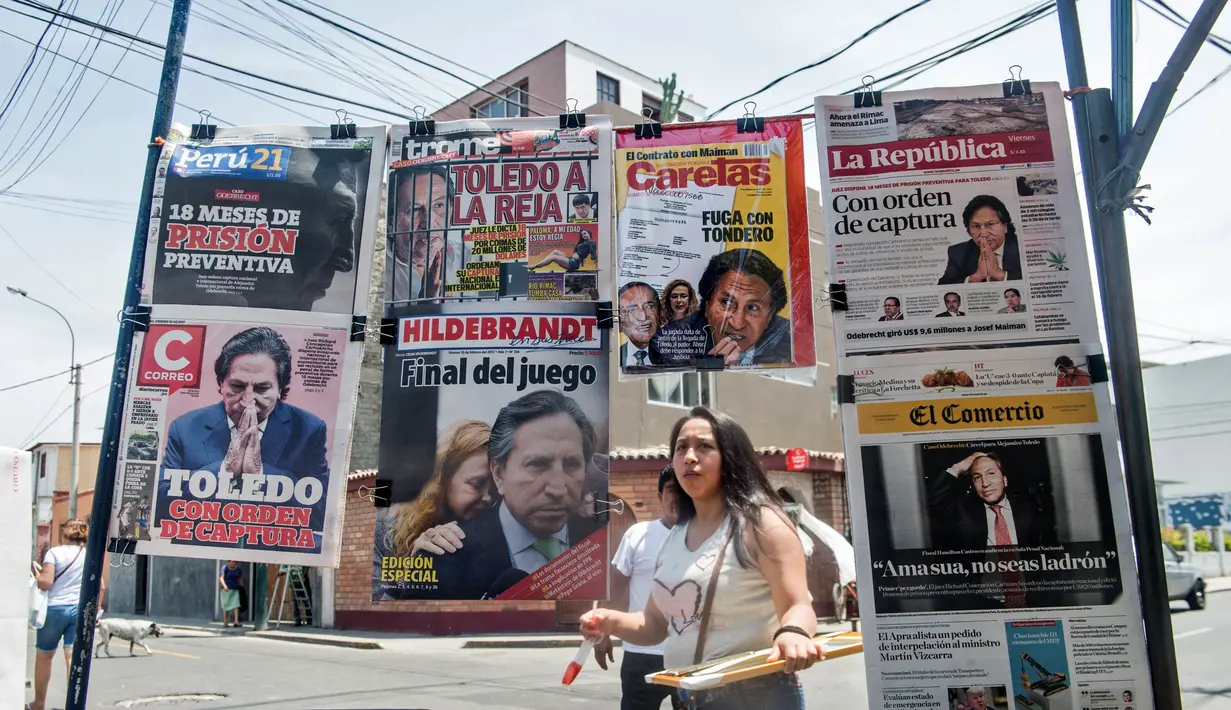 Foto mantan Presiden Peru Alejandro Toledo menjadi headline surat kabar di Lima, 10 Februari 2017. Pemerintah Peru menawarkan hadiah hampir Rp400 juta bagi yang dapat menangkap atau memberikan informasi keberadaan Alejandro Toledo. (ERNESTO BENAVIDES/AFP)