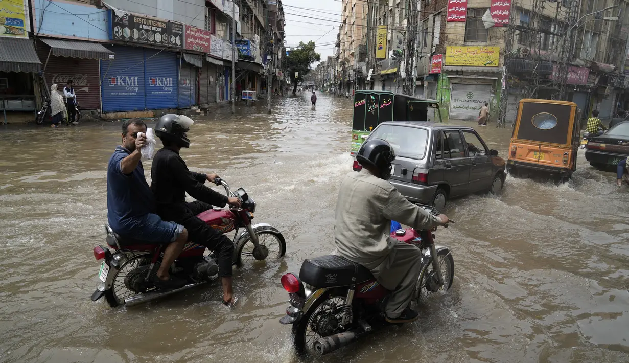 Departemen Meteorologi Pakistan (PMD) telah memperkirakan dimulainya hujan pra-musim di negara itu mulai Minggu, yang diperkirakan akan berlanjut hingga 30 Juni.  (AP Photo/K.M. Chaudary)