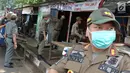 Petugas Satpol PP membongkar bangunan semi permanen di Jalan Nusantara Raya, Depok, Jawa Barat, Rabu (18/4). Pembongkaran dilakukan untuk menertibakan bangunan liar yang berdiri di sepanjang trotoar. (Liputan6.com/Immanuel Antonius)