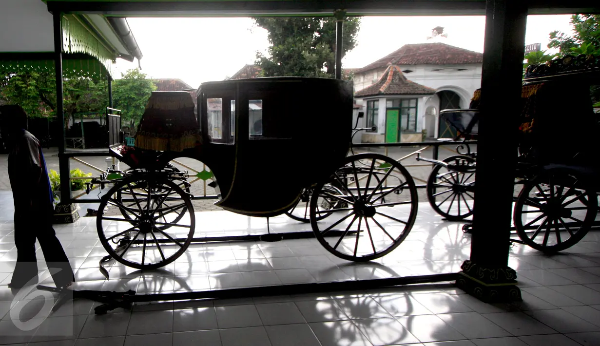 Teknisi mempersiapkan kereta yang akan digunakan untuk prosesi kirab ageng jumeneng dalem Paku Alam X di Komplek Kadipaten Pakualaman Ngayogyakarta, DIY, Selasa (5/1). Jumeneng atau penobatan Paku Alam X akan digelar pada 7 Januari 2016. (Boy Harjanto)
