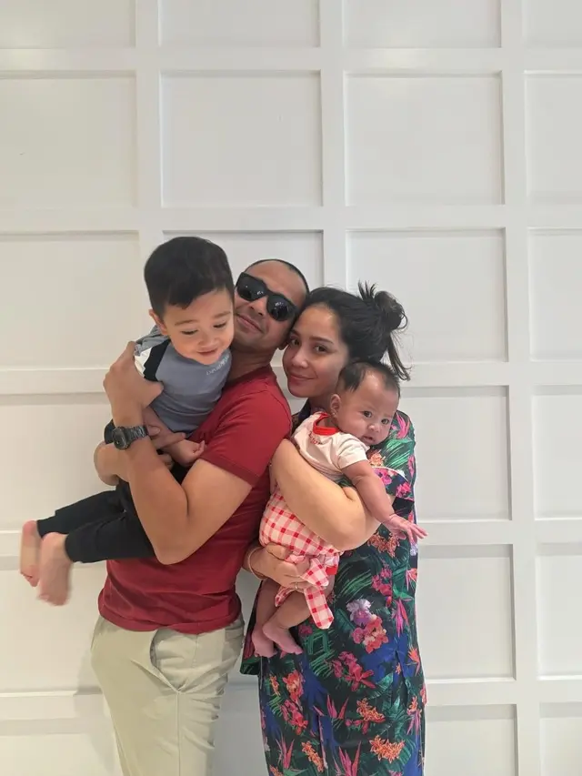 Nagita Slavina dan Raffi Ahmad Pulang Haji