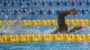 Perenang Indonesia, Syuci Indriani, beradu cepat saat tampil pada renang nomor 200 meter gaya bebas Asian Para Games di Stadion Aquatic Senayan, Jakarta, Minggu (7/10/2018). Syuci berhasil meraih medali perunggu. (Bola.com/Vitalis Yogi Trisna)