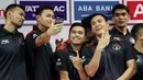 Sejumlah pemain Timnas Bola Voli Putra Indonesia melakukan swafoto saat merayakan kemenangan pada laga final SEA Games 2023 di Phnom Penh, Kamboja, Minggu (08/05/2023). Skuad asuhan Jeff Jiang Jie menang tiga set langsung (25-21, 25-10, 25-15) atas tuan rumah Kamboja. (Bola.com/Abdul Aziz)