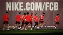 Pemain Barcelona berlatih di Joan Gamper Sports Center, Sant Joan Despi, Spanyol, Selasa (23/10). Ousmane Dembele dicalonkan menjadi pengganti Lionel Messi saat menghadapi Inter Milan. (AP Photo/Emilio Morenatti)