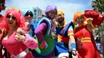 Cosplayer berkostum warna-warni berpose di luar pusat konvensi selama San Diego Comic Con International 2022 di San Diego, California (22/7/2022). San Diego Comic Con 2022 berlangsung selama empat hari ini dari 21-24 Juli. (AFP Photo/Robyn Beck)
