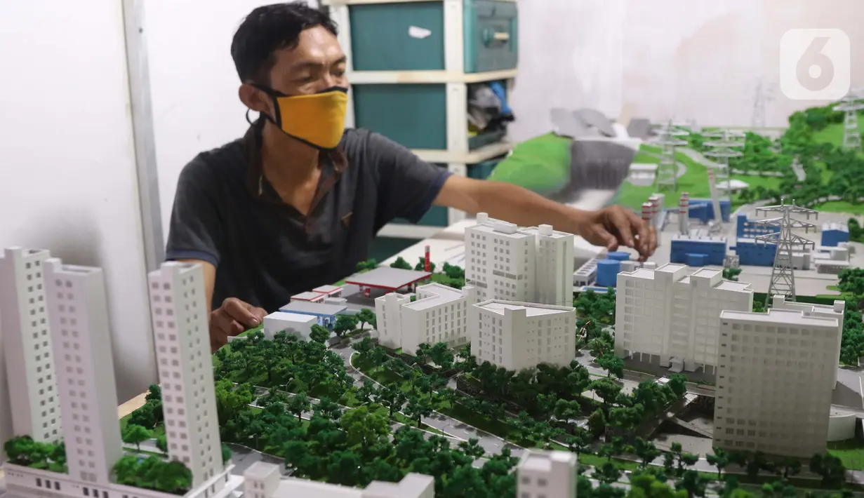 Pekerja tengah membuat maket tata bangunan di industri rumahan di Jakarta, Selasa (2/2/2021). Strategi yang akan diterapkan meliputi bidang perkoperasian, usaha mikro, UKM, kewirausahaan, penyaluran dana bergulir, dan penguatan pemasaran produk. (Liputan6.com/Angga Yuniar)