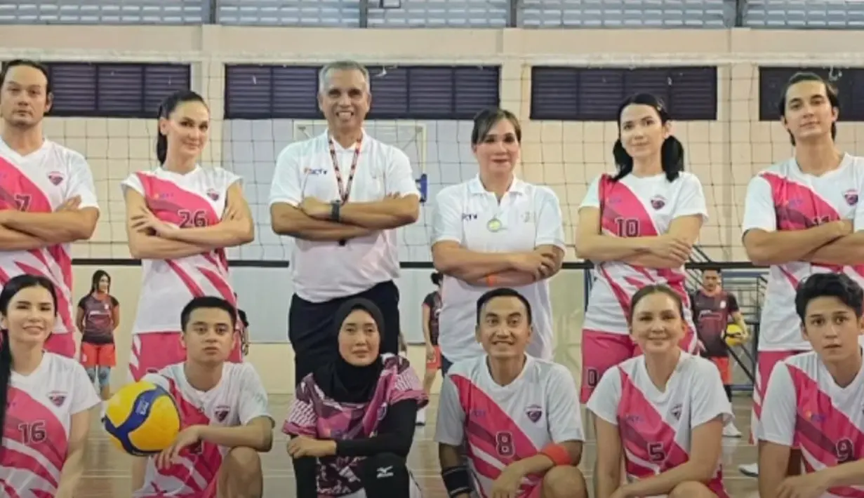 Di usia yang tidak muda, ketiga aktris ini terlihat kompak dalam balutan seragam jersey bernuansa pink. [@lunamaya]