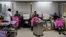 Sejumlah tentara mendonorkan darahnya setelah penembakan brutal di Korat, Nakhon Ratchasima, Thailand, Minggu (9/2/2020). Seorang tentara Thailand, Jakraphanth Thomma, mengamuk dan memberondong pengunjung mal Terminal 21 di Korat dengan senapan. (AP Photo/Gemunu Amarasinghe)