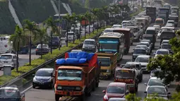 Kepadatan kendaraan pribadi dan truk barang di Tol Pondok Pinang- TMII menuju Tol Lingkar Luar Jakarta, Selasa (29/12). Aturan tersebut dituangkan dalam surat edaran ke pihak kepolisian, Gubernur, Walikota dan Bupati setempat. (Liputan6.com/Yoppy Renato)