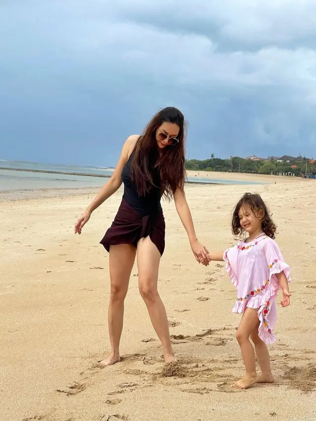 OOTD Aura Kasih saat Momong Anak