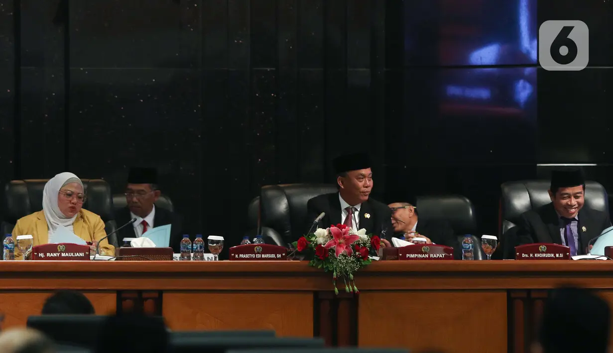Ketua DPRD DKI Jakarta Prasetyo Edi Marsudi memimpin sidang paripurna di Gedung DPRD DKI Jakarta, Selasa (13/9/2022). DPRD DKI Jakarta menggelar rapat paripurna pengumuman masa akhir kepemimpinan Gubernur DKI Jakarta Anies Baswedan - Ahmad Riza Patria 30 hari sebelum masa tugas berakhir. Rapat paripurna pengumuman pemberhentian Anies ini dilakukan sesuai Surat Edaran Kementerian Dalam Negeri Nomor 131/2188/OTDA. (Liputan6.com/Herman Zakharia)