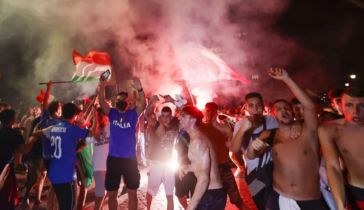 Suporter merayakan kemenangan Italia atas Inggris pada pertandingan final Euro 2020 di Roma, Italia, Senin (12/7/2021). Italia menjuarai Euro 2020 usai mengalahkan Inggris lewat drama adu penalti pada pertandingan final. (AP Photo/Riccardo De Luca)