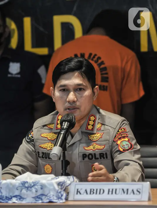 Kabid Humas Polda Metro Jaya Kombes Pol Endra Zulpan memberikan keterangan saat rilis kasus mutilasi Bekasi di Jakarta, Minggu (28/11/2021). Polisi mengamankan barang bukti berupa pakaian serta senjata tajam dalam kasus mutilasi dengan korban driver ojol berinisial RS. (merdeka.com/Iqbal S Nugroho)