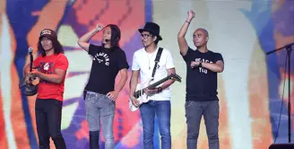 Grup musik Slank telah 33 tahun mewarnai industri musik Tanah Air. Puluhan bahkan ratusan karyanya telah diciptakan. Bisa dibilang Slank jarang membawakan lagu karya musik lain. (Nurwahyunan/Bintang.com)