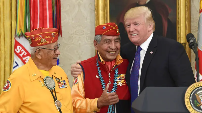 Presiden Amerika Serikat, Donald Trump, mengundang para veteran Perang Dunia II asal Suku Navajo di Gedung Putih (Susan Walsh/AP)