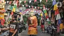 Pengamen ondel-ondel saat melintas di "Kampung Merdeka" RW 04 Kelurahan Kebon Melati, Tanah Abang, Jakarta, Rabu (11/8/2021). Warga setempat menyulap permukiman padat yang berada di antara gedung bertingkat itu menjadi "Kampung Merdeka". (merdeka.com/Iqbal S Nugroho)