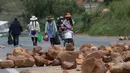 Para petani koka pendukung mantan Presiden Bolivia Evo Morales melakukan blokade di jalan raya yang membentang dari La Paz ke Cochabamba di Sipe Sipe, Bolivia, pada tanggal 25 Januari 2024. (FERNANDO CARTAGENA/AFP)
