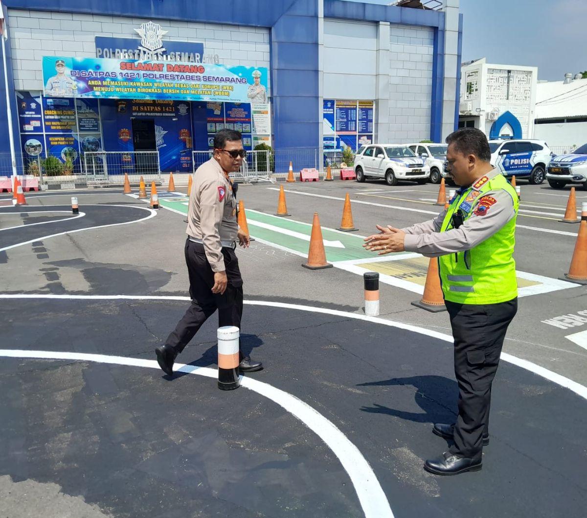Direktorat Lalu Lintas Polda Jateng menerapkan perubahan materi ujian praktik Surat Izin Mengemudi (SIM) C bagi masyarakat. Ujian baru SIM C itu dilaksanakan serentak pada Kamis (3/8).