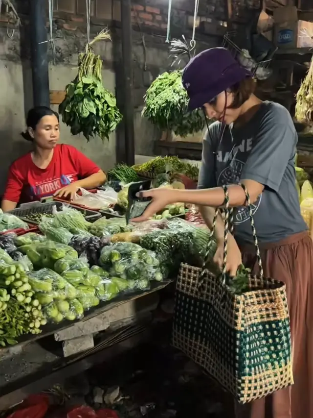Indah Permatasari Tampil Sederhana