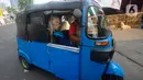 Sebuah Bajaj mengangkut kambing kurban yang dibeli untuk diantarkan kepada konsumen di kawasan Tanah Abang, Jakarta Pusat, Minggu (16/6/2024). (merdeka.com/Arie Basuki)