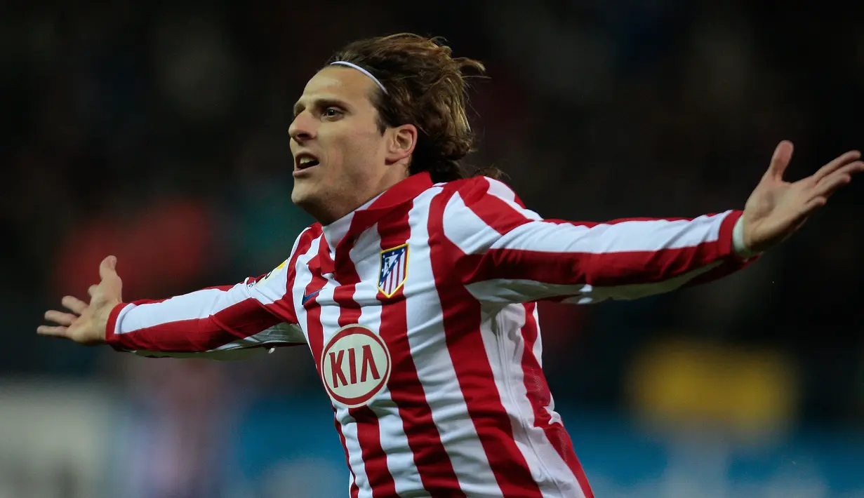 Atletico Madrid merekrut Diego Forlan 30 Juni 2007 dari Villarreal dengan nilai transfer 21 juta euro. Ia didatangkan untuk menggantikan Fernando Torres yang hijrah ke Liverpool. Selama 4 musim, ia tampil 198 laga di semua ajang dengan torehan 96 gol dan 31 assist. (AP/Arturo Rodriguez)