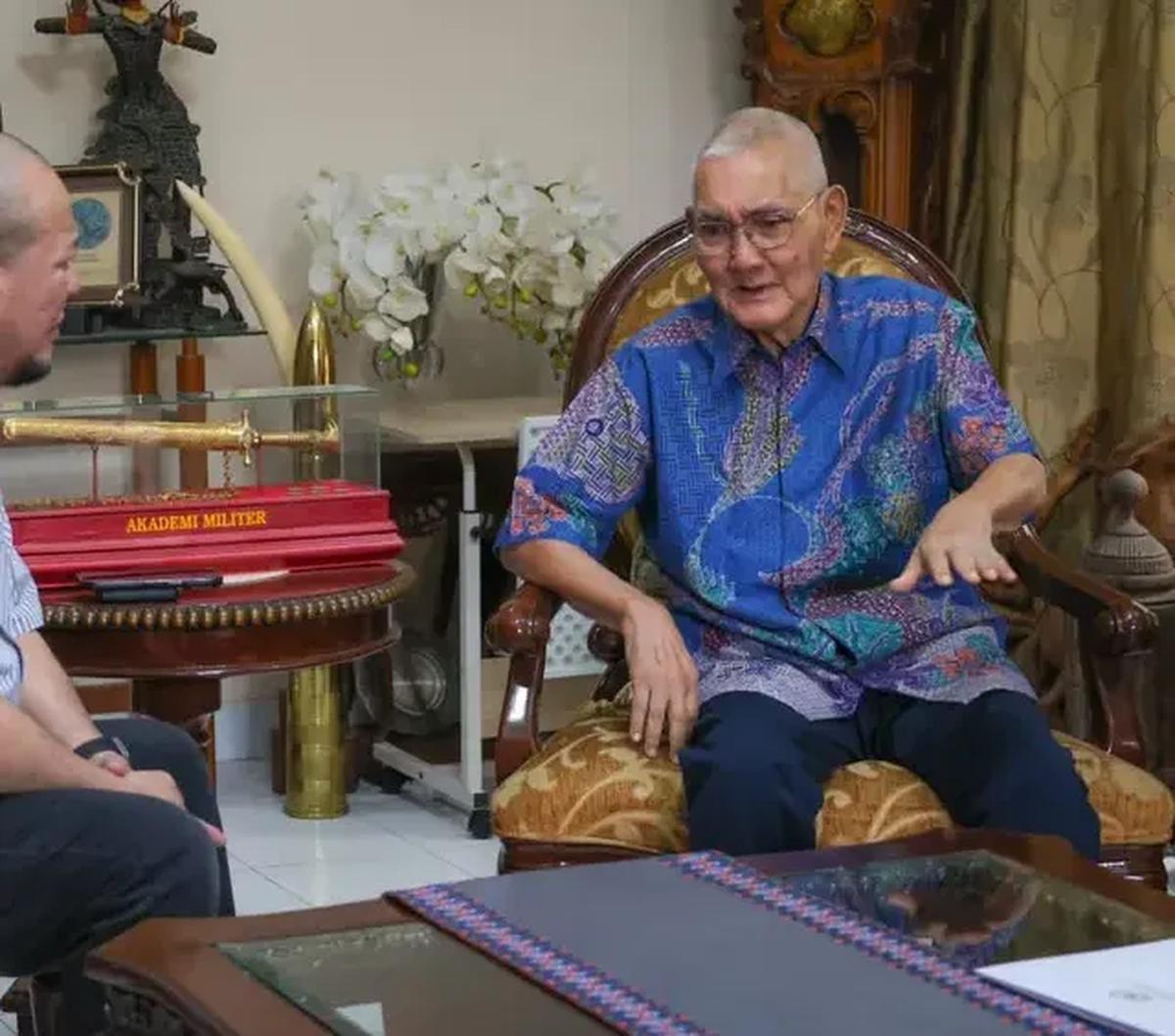Sebutan pak lurah ke Jokowi itu ternyata pertama kali berasal dari seorang pensiunan Jenderal TNI. Dia adalah Try Sutrisno yang juga mantan Wakil Presiden RI.