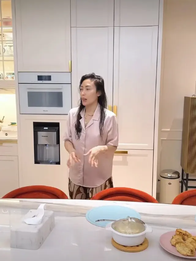 Ruang makan rumah Ayu Dewi (Foto: Instagram @mrsayudewi)