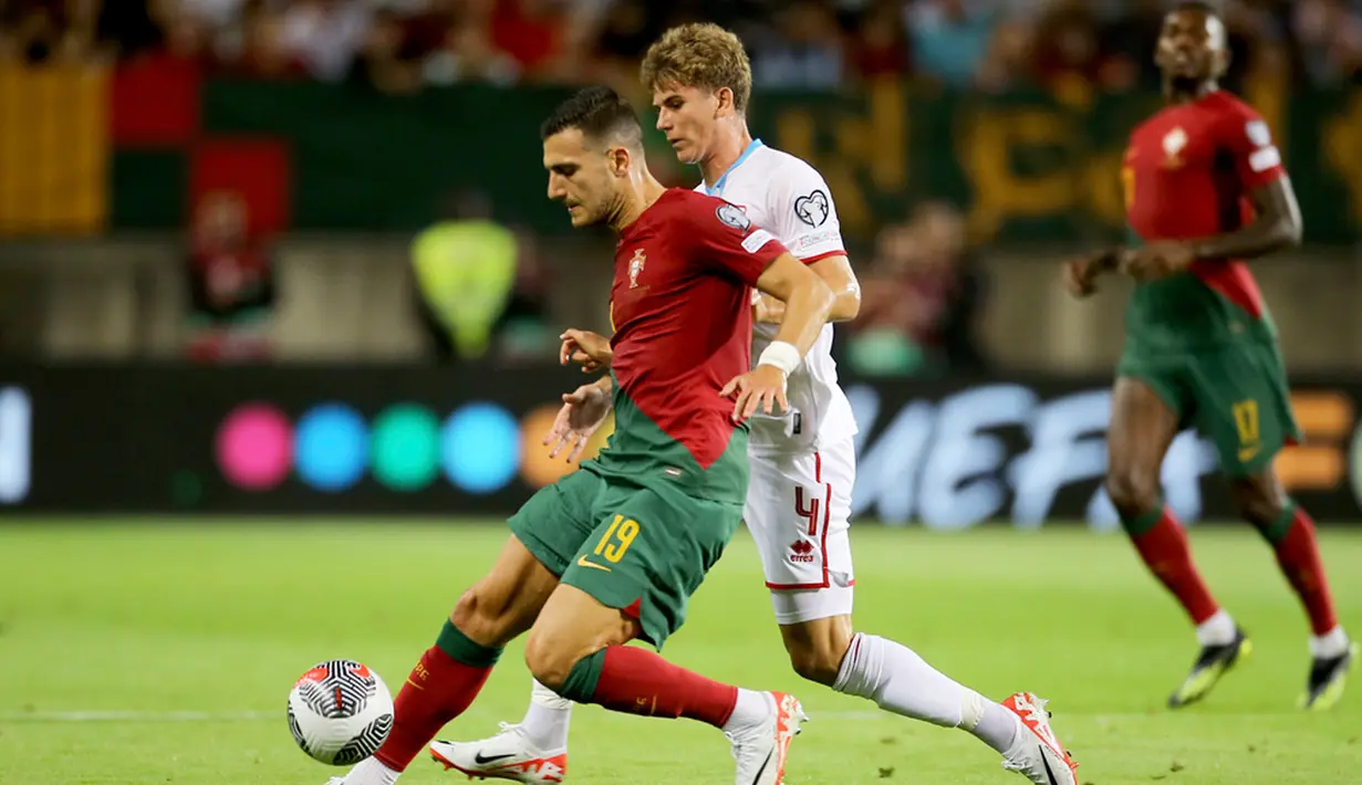Sejak awal laga, Portugal bermain sangat agresif. Terus menerus mengurung lini belakang Luksemburg, sejumlah peluang banyak tercipta hingga akhirnya berujung empat gol di akhir 45 menit pertama. (AP Photo/Joao Matos)