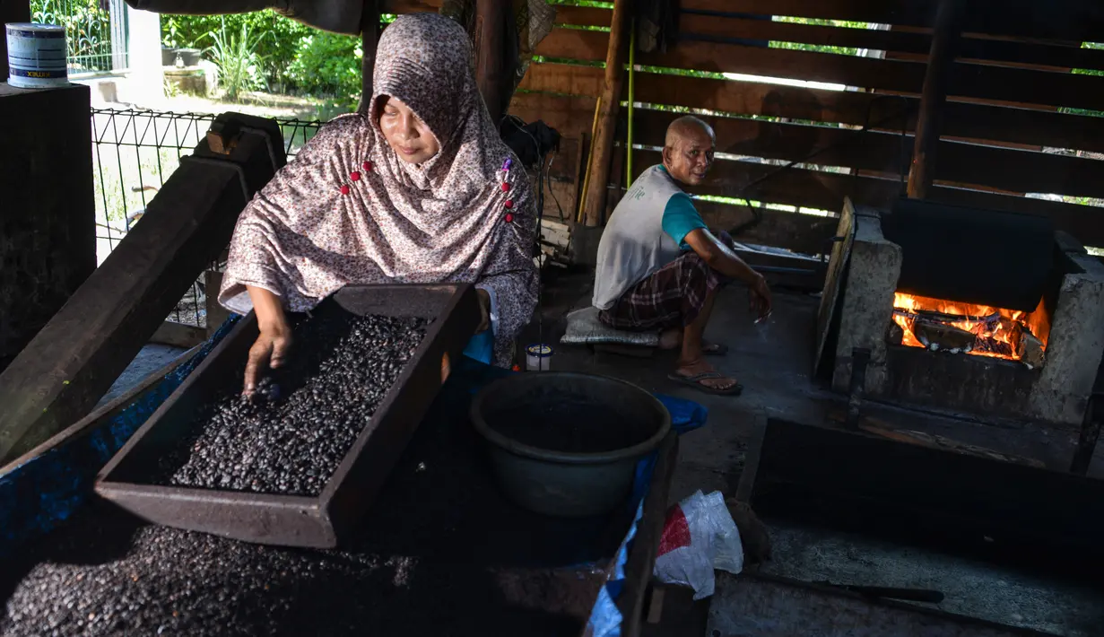 Aktivitas para pekerja saat memproses biji kopi melalui metode tradisional di sebuah pabrik di Banda Aceh, Aceh, Rabu (3/3). (CHAIDEER MAHYUDDIN/AFP)