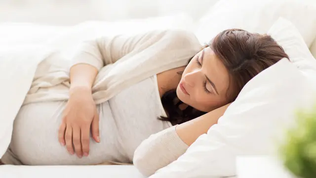Posisi Tidur yang Tepat saat Hamil 8 Bulan