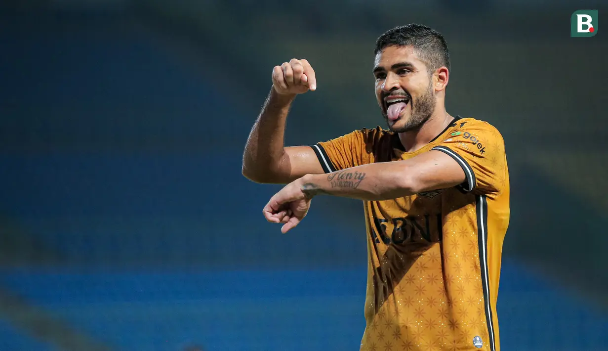 Pemain lain yang telah mencetak 14 gol di BRI Liga 1 2023/2024 adalah Junior Brandao yang melakukannya dari total 24 laga. Striker Brasil milik Bhayangkara FC yang dipinjam dari Madura United mulai putaran kedua ini sebelumnya telah mencetak 9 gol bersama Madura United dan mampu menambah 5 gol bersama klub barunya Bhayangkara FC. (Bola.com/Bagaskara Lazuardi)