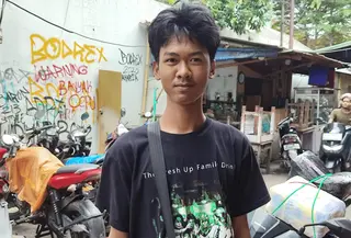 Ahmad Syaifullah (20), Warga Kebon Pala Bertahan di Tengah Genangan (Rio Ferdinand Muhammad Eka Putra/Liputan6.com)