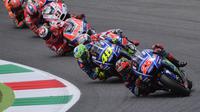 Jorge Lorenzo (99) mengaku tak bisa melesat di depan karena tak mendapat celah untuk melewati Valentino Rossi (46) pada balapan MotoGP Italia di Sirkuit Mugello, Minggu (4/6/2017). (EPA/Luca Zennaro)