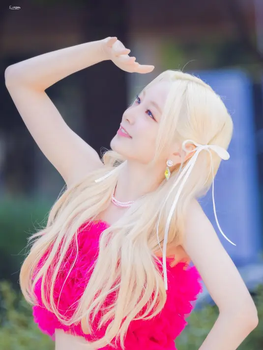 <p>Yeonhee benar-benar memberi kami getaran Barbie yang kuat. Foto ini diambil pada September 2022, atau setahun yang lalu. (Foto: via Allkpop)</p>